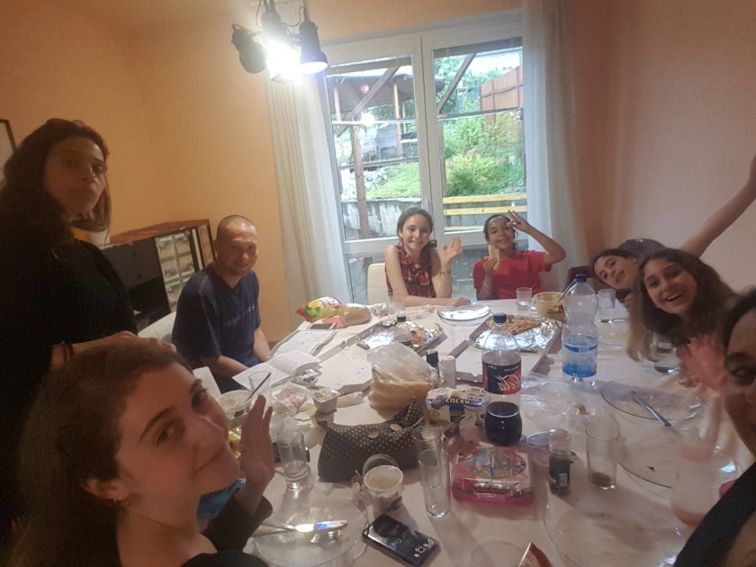 הארוחה המשותפת הראשונה שלנו, פיצות ולחם מקומיים וחומוס וגבינות מישראל!